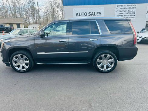 Used 2018 Cadillac Escalade Luxury AWD/4WD image 2