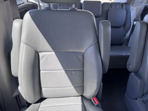 Used 2011 Volkswagen Routan SEL FWD image 34