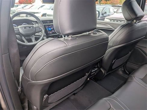 New 2025 Jeep Grand Cherokee Altitude image 28