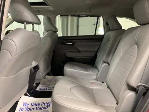 Used 2022 Toyota Highlander XLE FWD image 20