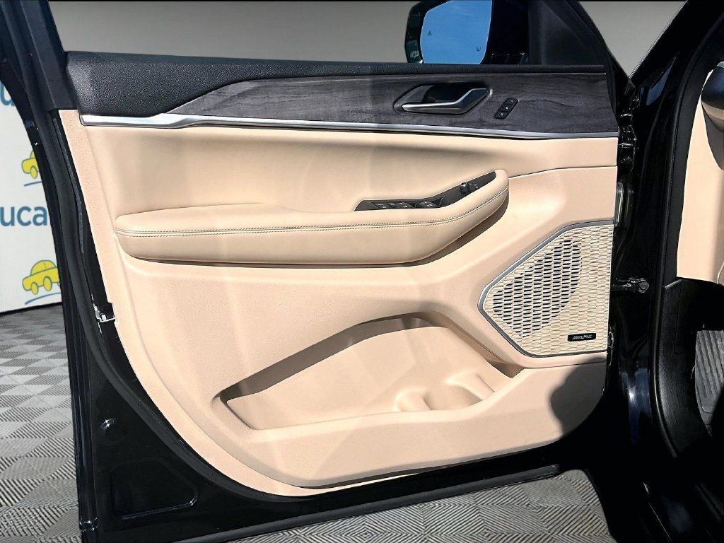 Used 2023 Jeep Grand Cherokee 4WD 4xe image 9