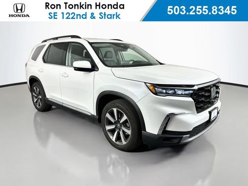Used 2025 Honda Pilot Touring image 1