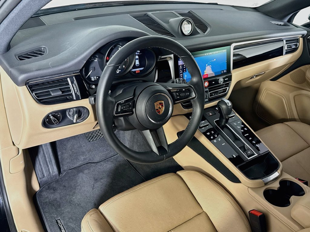Certified 2026 Porsche Macan AWD/4WD image 4