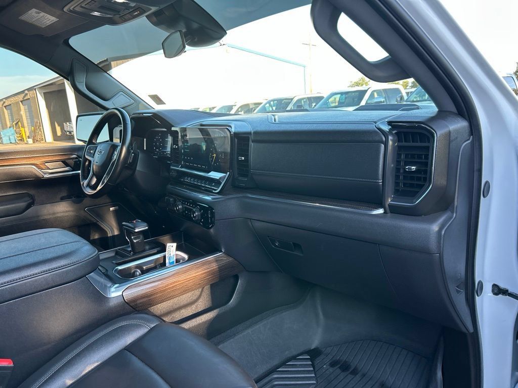 Used 2025 Chevrolet Silverado 1500 LT Trail Boss w/ Convenience Package II AWD/4WD image 38