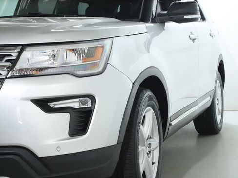 Used 2018 Ford Explorer XLT w/ Equipment Group 202A FWD image 4
