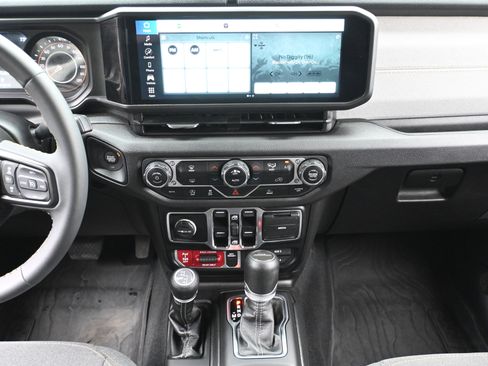 Used 2024 Jeep Gladiator Willys image 24