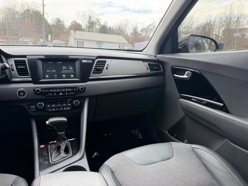 Used 2019 Kia Niro EX image 30