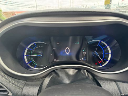 Used 2022 Chrysler Pacifica Touring-L w/ Uconnect Theater Family Group FWD image 15