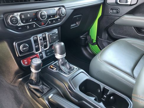 Used 2025 Jeep Gladiator Mojave AWD/4WD image 21