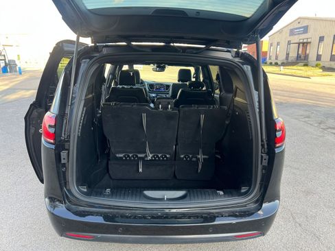 Used 2025 Chrysler Pacifica Limited image 36