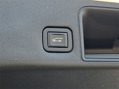 Used 2023 GMC Terrain SLE w/ Driver Convenience Package image 30