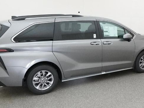 New 2026 Toyota Sienna XLE image 10