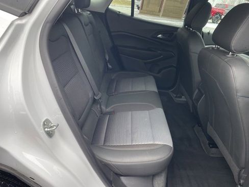 Used 2025 Chevrolet Trax LT w/ LT Convenience Package image 16