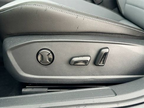 Used 2025 Volkswagen Jetta SE FWD image 20