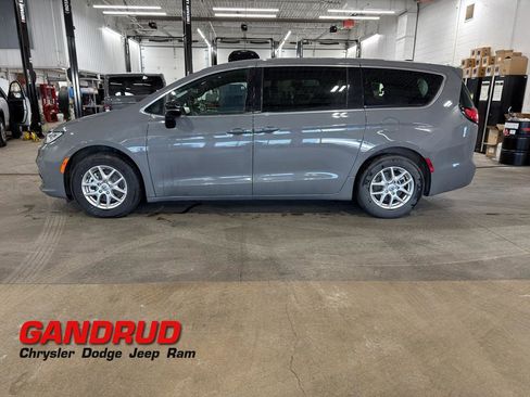 Used 2025 Chrysler Pacifica Select image 1