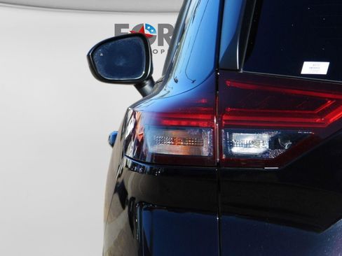 Used 2023 Nissan Rogue SV image 10