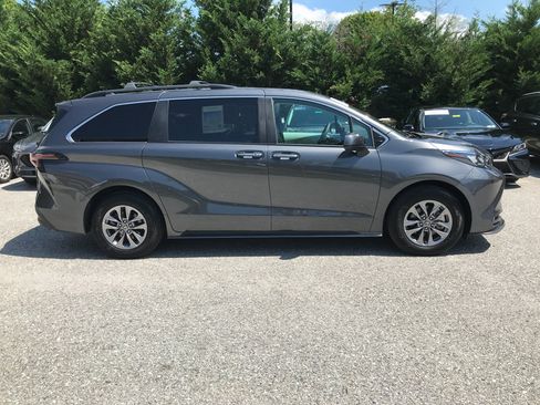 Certified 2025 Toyota Sienna XLE AWD/4WD image 9