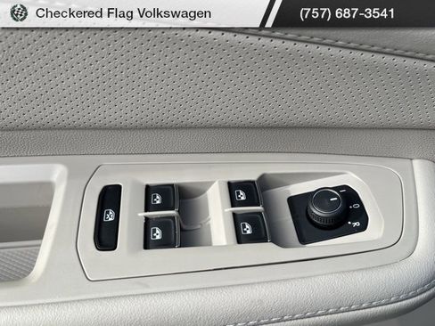 Used 2025 Volkswagen Atlas SE image 15