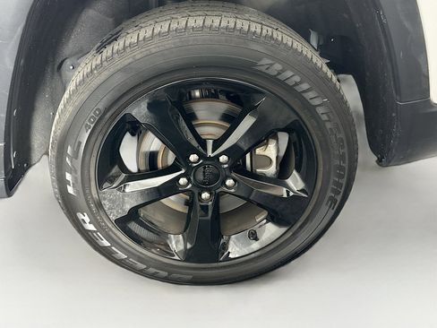 Used 2023 Jeep Grand Cherokee L Altitude image 11