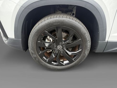 Certified 2023 Volkswagen Taos SE w/ Black Wheel Package FWD image 9