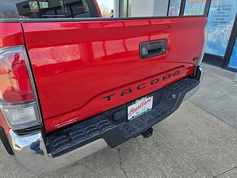 Used 2022 Toyota Tacoma TRD Sport AWD/4WD image 22