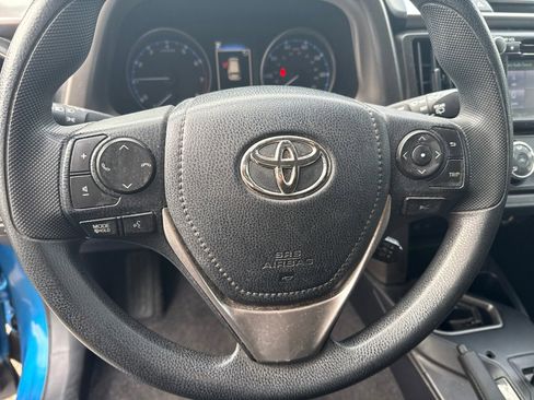 Used 2018 Toyota RAV4 LE image 7