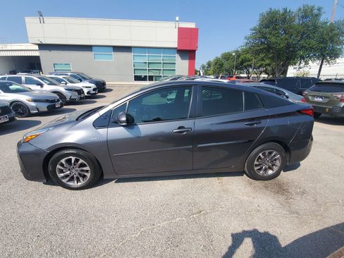 Used 2019 Toyota Prius Limited w/ Premium Convenience Package FWD image 3