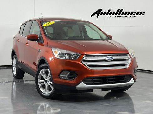 Used 2019 Ford Escape SE FWD image 1