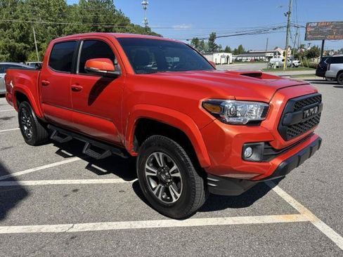 Used 2018 Toyota Tacoma TRD Sport AWD/4WD image 4