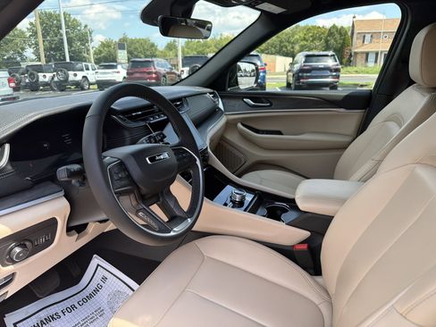 Certified 2025 Jeep Grand Cherokee Limited AWD/4WD image 17