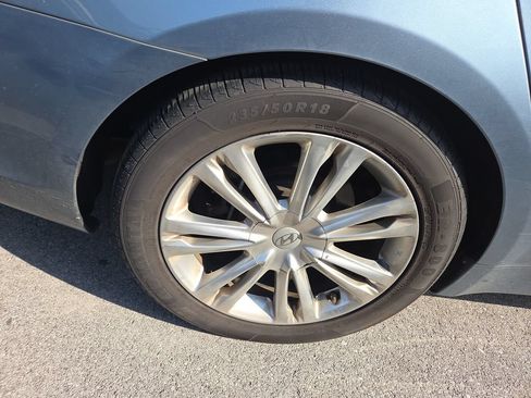 Used 2010 Hyundai Genesis 4.6 w/ Technology Pkg 5 RWD image 4