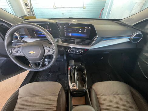 Used 2025 Chevrolet Trax LT image 32