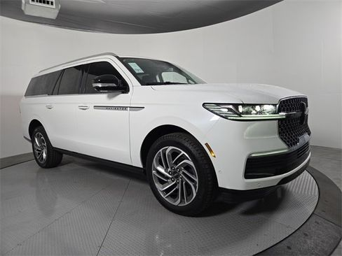 New 2025 Lincoln Navigator L Reserve image 2