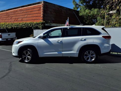 Used 2018 Toyota Highlander Plus w/ Carpet Mat Package (TMS) image 3