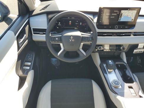 New 2025 Mitsubishi Outlander SE image 25