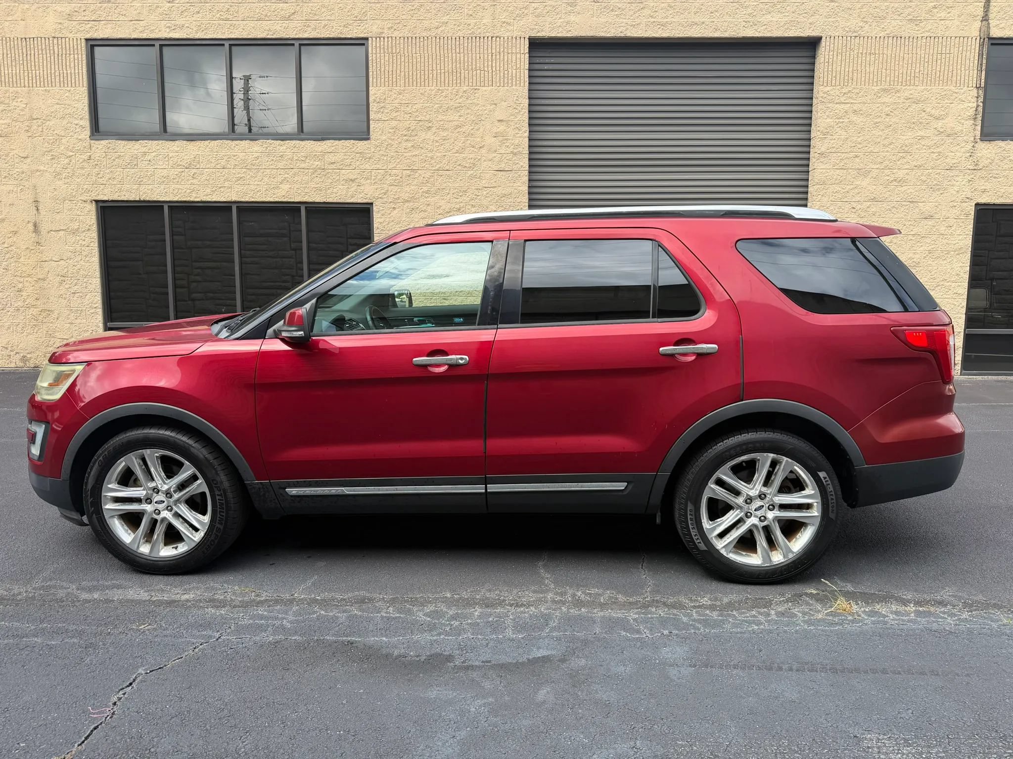 Used 2017 Ford Explorer Limited FWD image 3