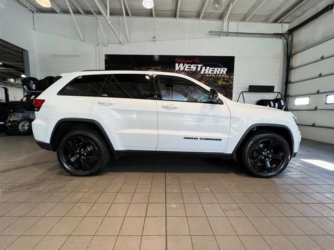 Used 2018 Jeep Grand Cherokee Laredo image 15