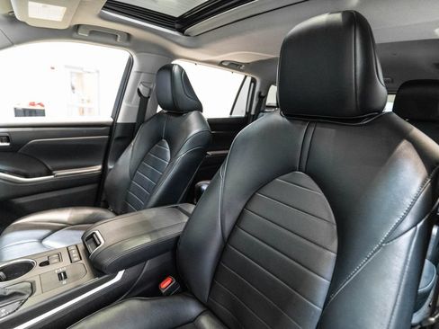 Used 2021 Toyota Highlander XLE AWD/4WD image 6