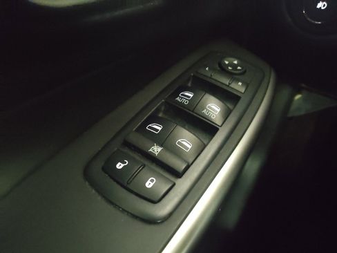 Used 2019 Jeep Cherokee Latitude Plus w/ Cold Weather Group AWD/4WD image 27