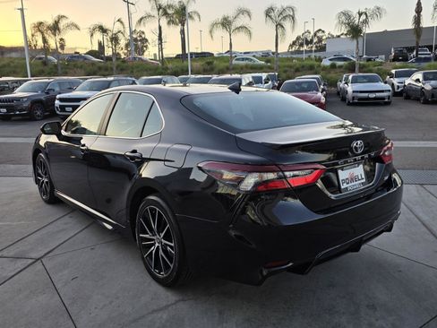 Used 2022 Toyota Camry SE image 3