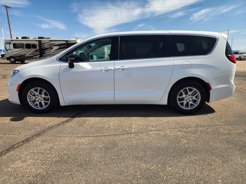 Used 2024 Chrysler Pacifica Touring-L FWD image 7