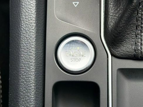 Used 2020 Volkswagen Atlas Cross Sport SE w/ Panoramic Sunroof Package FWD image 33