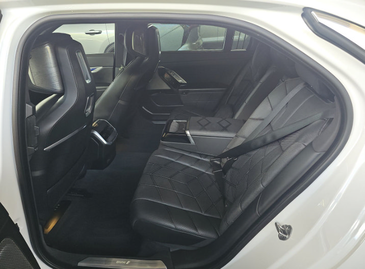 Used 2023 BMW i7 xDrive60 AWD/4WD image 5