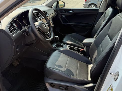 Used 2020 Volkswagen Tiguan SE w/ Panoramic Sunroof Package image 17