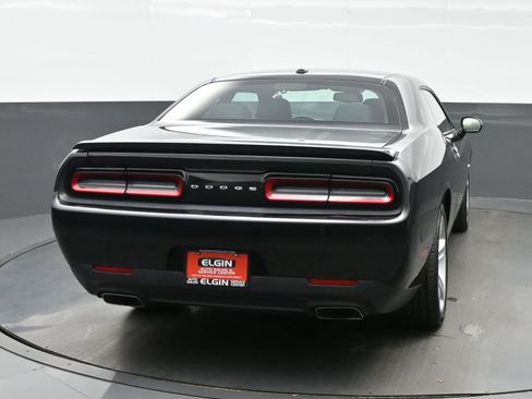 Used 2017 Dodge Challenger R/T image 5