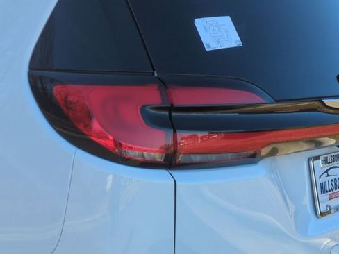 New 2026 Chrysler Pacifica Pinnacle w/ Trailer Tow Group FWD image 21