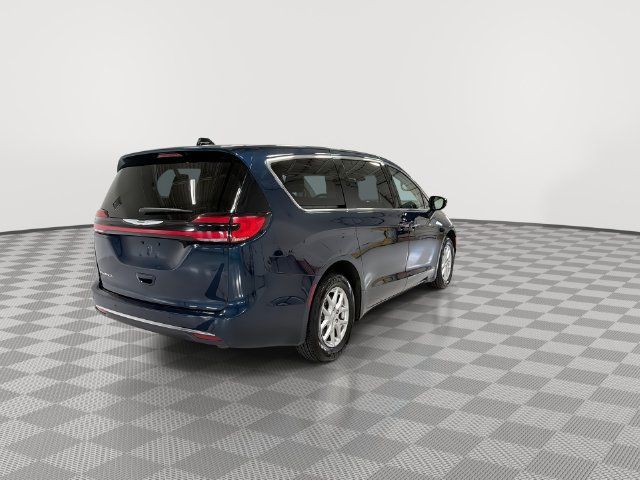 Used 2024 Chrysler Pacifica Touring-L FWD image 10