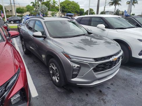 Used 2025 Chevrolet Trax LT w/ LT Convenience Package FWD image 9