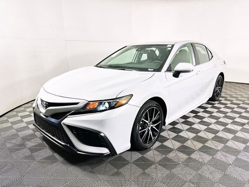Used 2024 Toyota Camry SE w/ Convenience Package image 7
