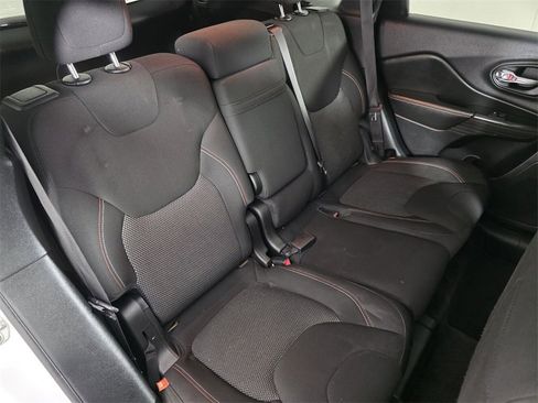 Used 2017 Jeep Cherokee Latitude w/ Comfort & Sound Group image 32